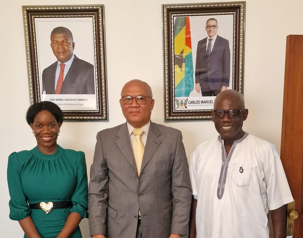 Embaixador de São Tomé e Príncipe é informado sobre Volume II da colectânea “Os Bantu na visão de de Mafrano”