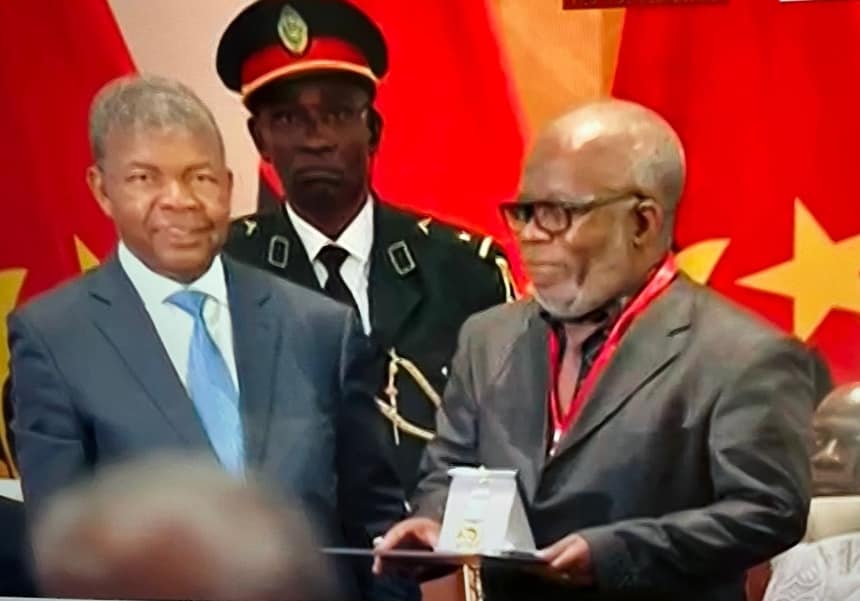 União de Escritores Angolanos recebe medalha