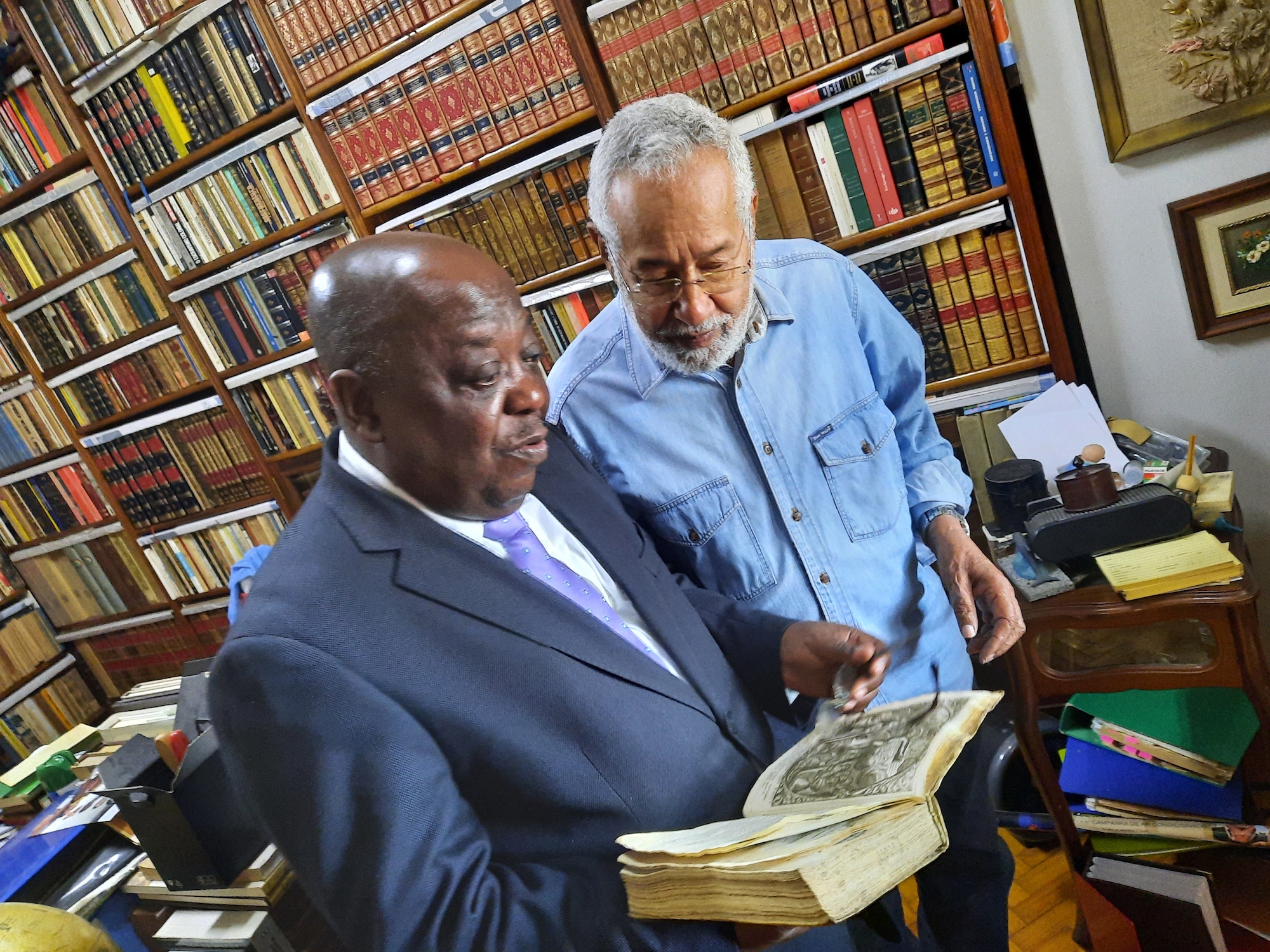Autor do Tratado da História de Angola visita biblioteca particular com acervo impressionante
