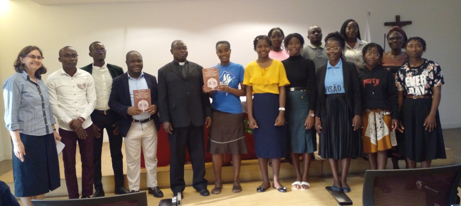 Irmãs Paulinas recebem livro de Clément Mulewu Munuma Yôk
