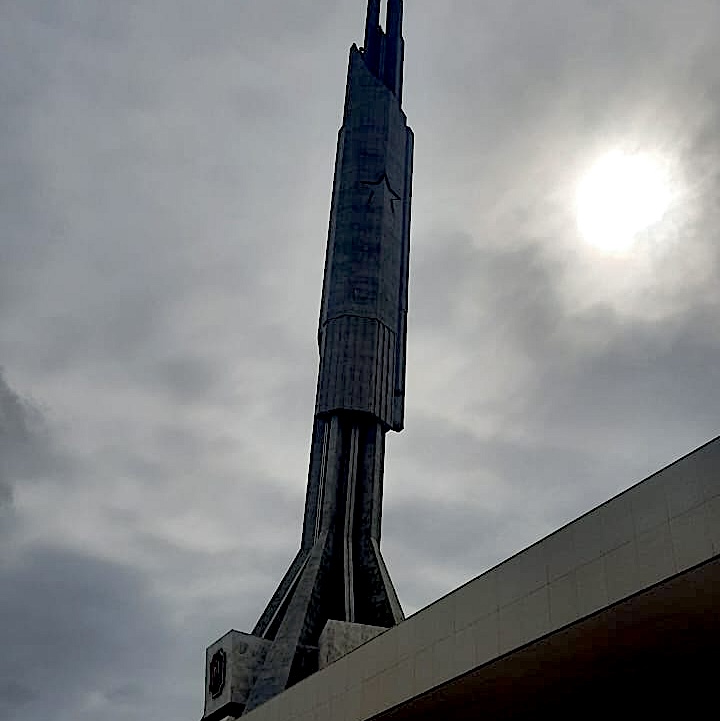 Memorial Dr. António Agostinho Neto (Luanda) com obras de referência sobre Angola