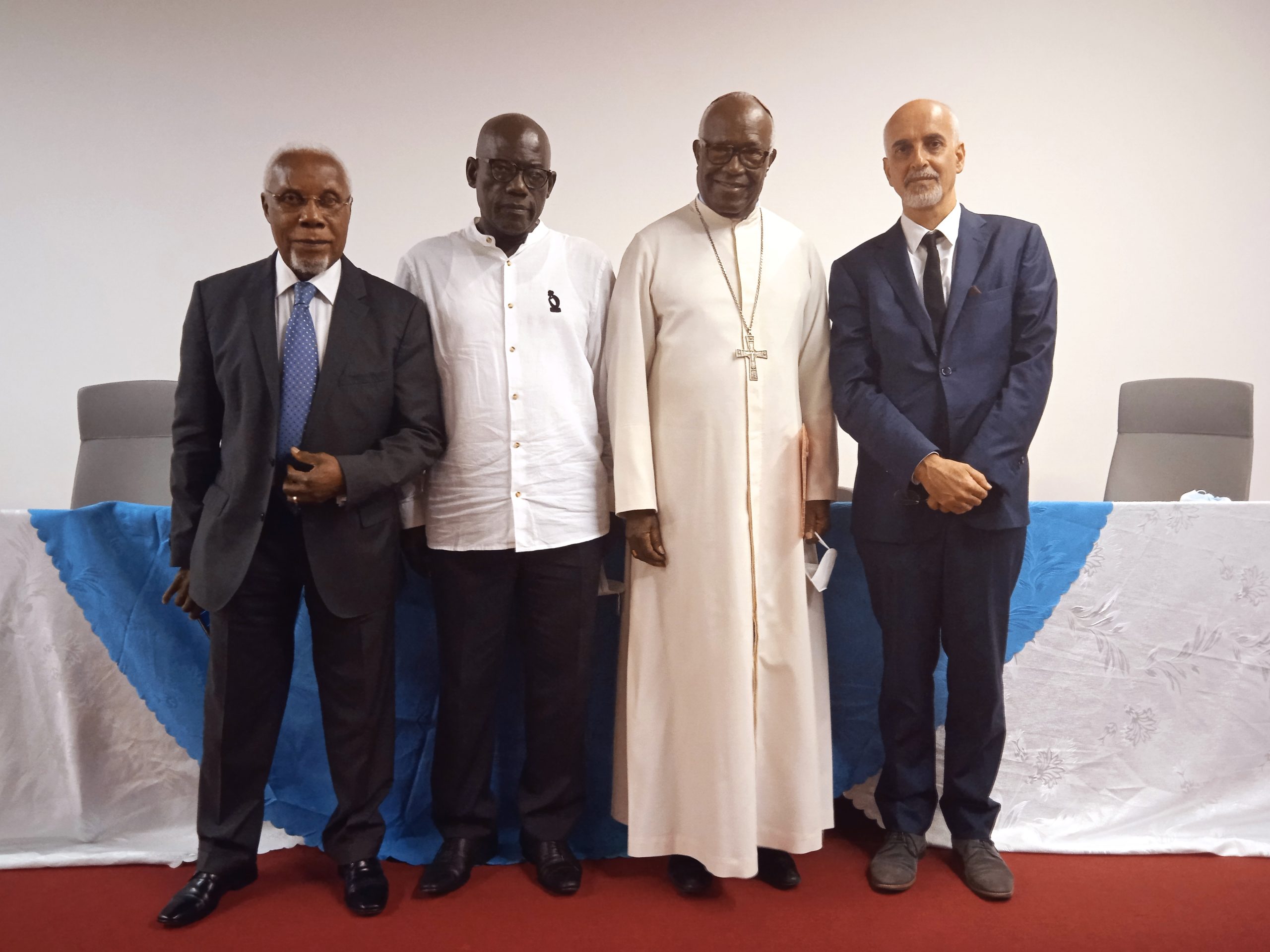 Morreu em Luanda Dom Zacarias Kamwenho, uma das grandes referências morais da Igreja Católica em Angola