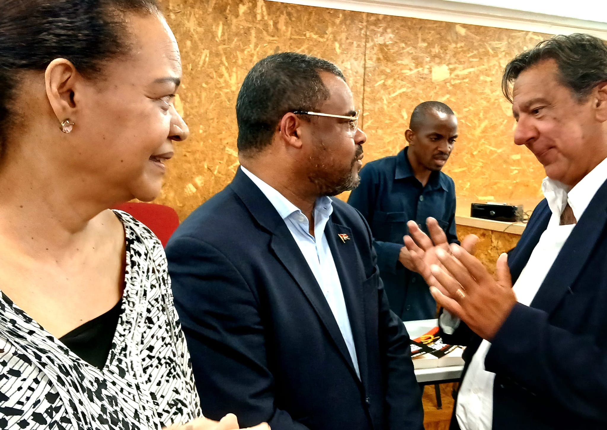 História de Angola Independente em debate num animado fim de tarde na Voz do Operário