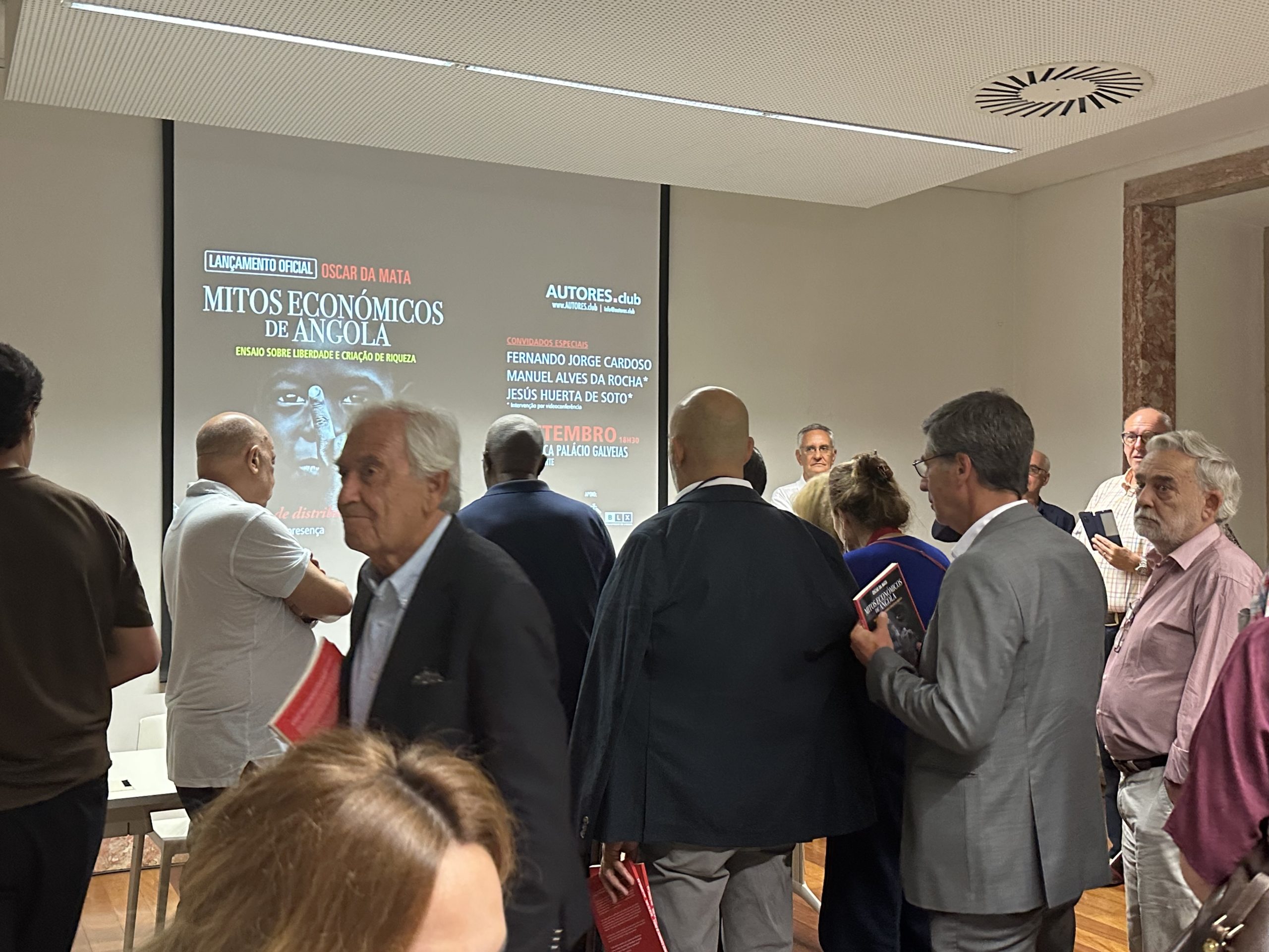 Sala esgotada na apresentação do livro Mitos Económicos de Angola